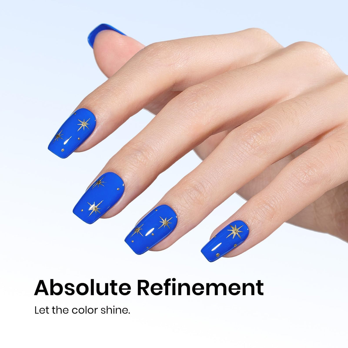 Application du vernis gel bleu sur des ongles