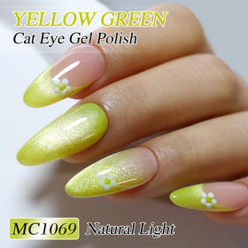 Application du vernis gel Cat Eye Double Rhythm sur des ongles