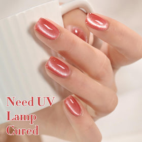 Application du vernis gel Cat Eye sous lampe UV