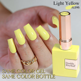 Application du vernis gel Double Rhythm jaune clair sur un ongle