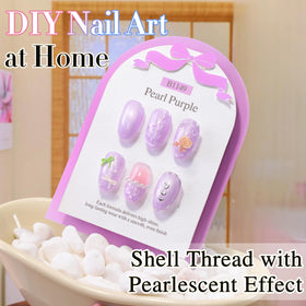 Application du vernis gel Double Rhythm violet perle sur les ongles