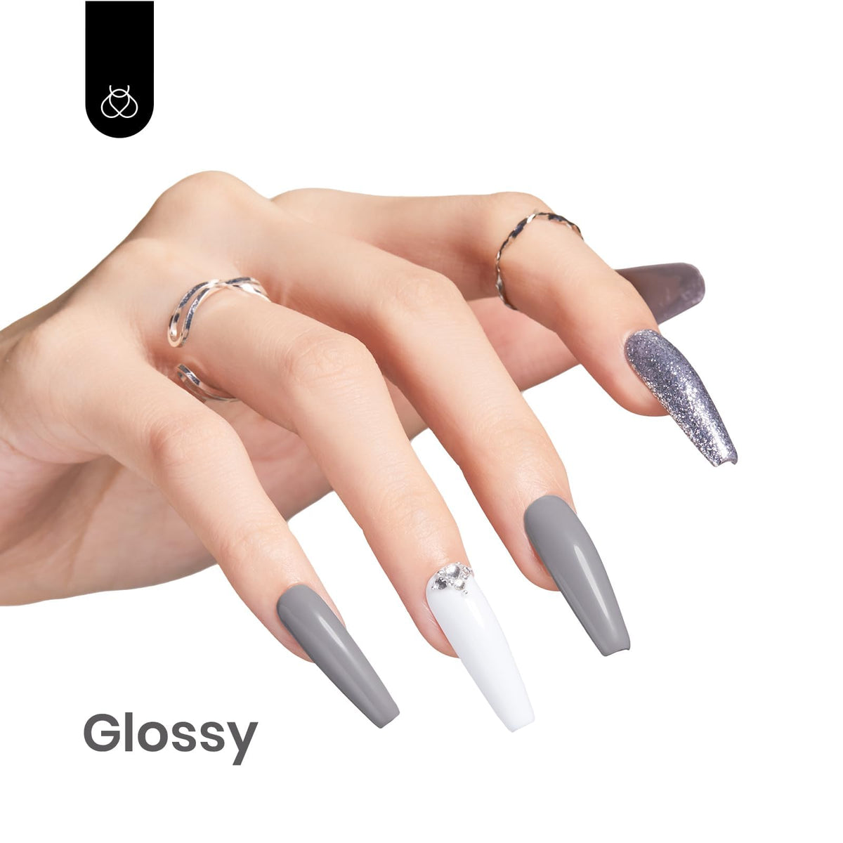 Application du vernis gel gris beetles sur des ongles