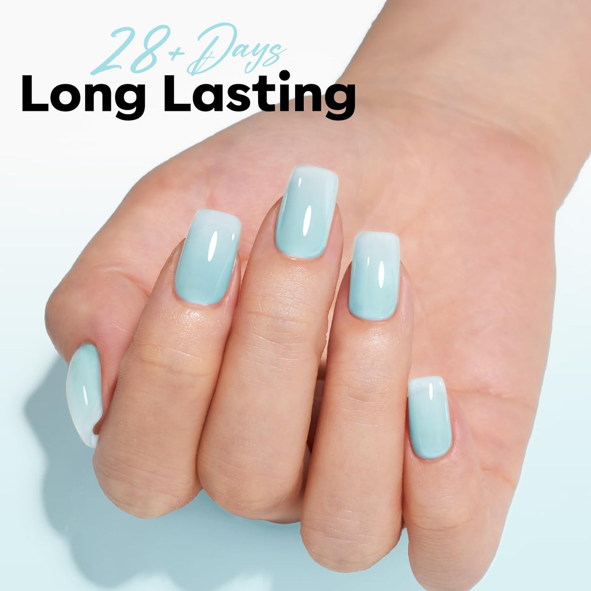 Application du vernis gel jelly bleu sur des ongles