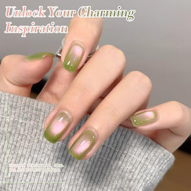 Application du vernis gel magnétique sur des ongles