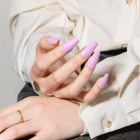 Application du vernis gel MAYCHAO Rose Pop sur des ongles