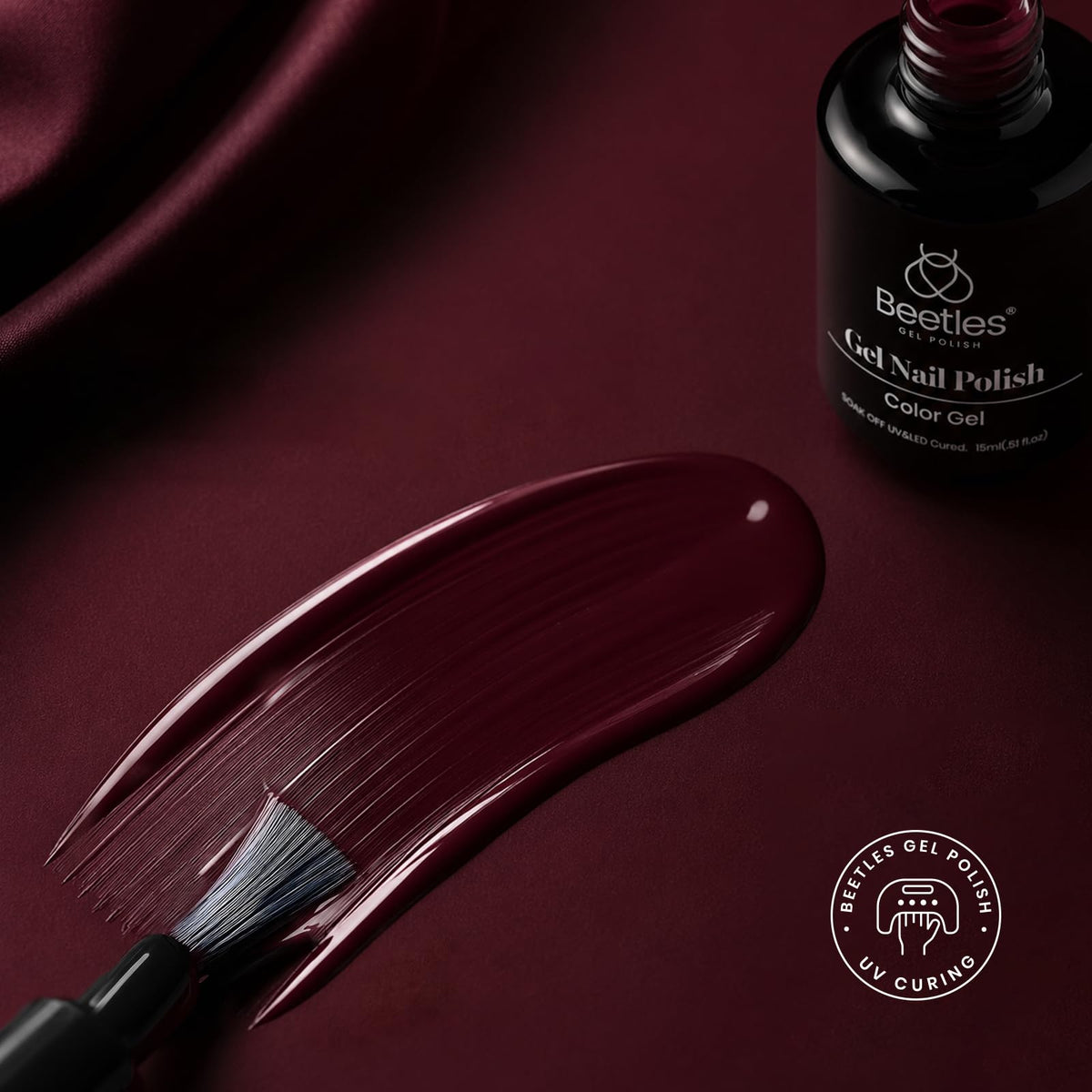 Application du vernis gel Merlot Wine sur les ongles