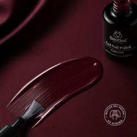 Application du vernis gel Merlot Wine sur les ongles