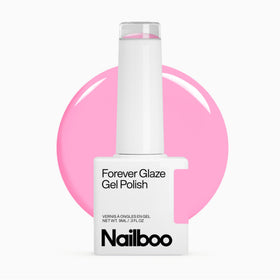 Application du vernis gel Nailboo Princess Pink sur des ongles