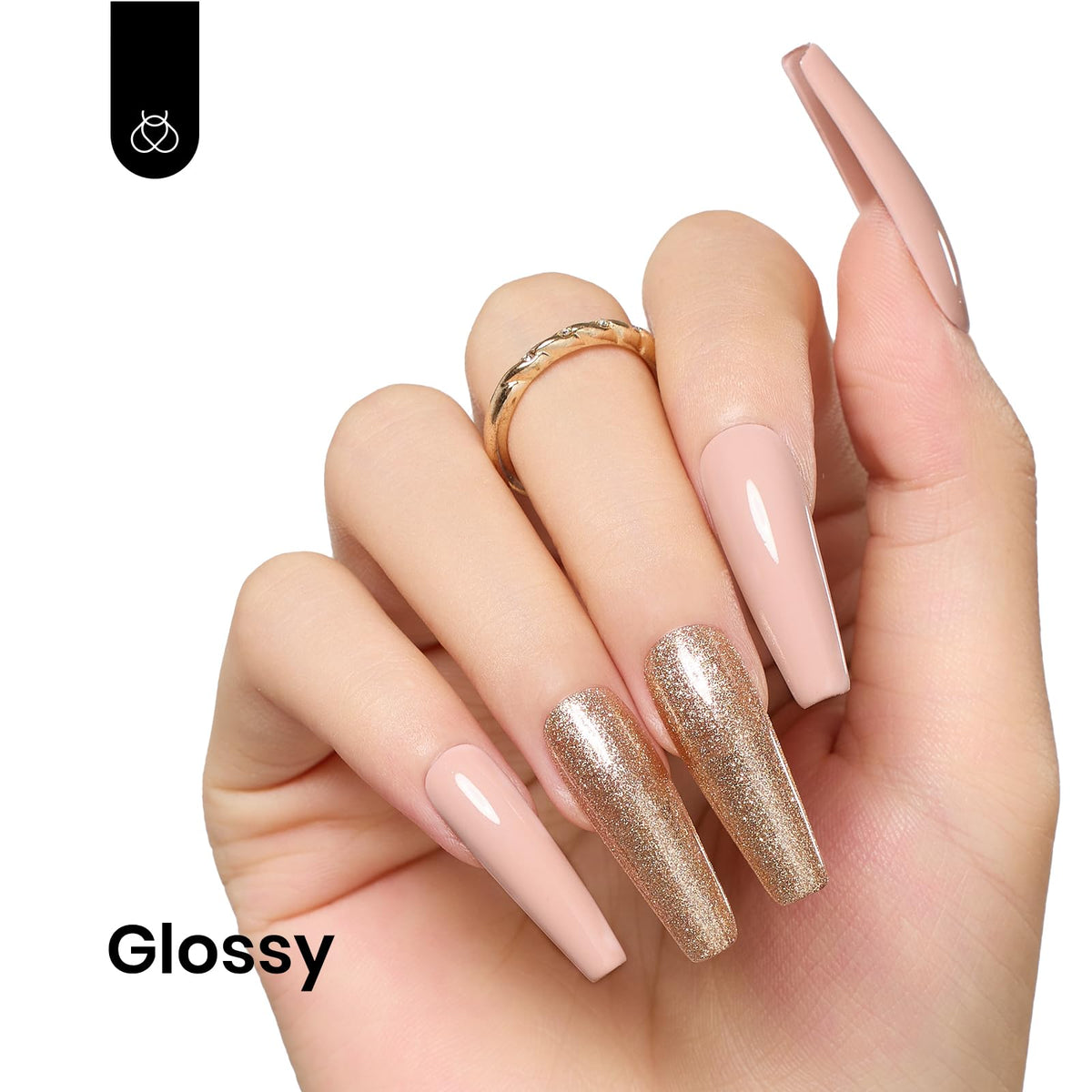 Application du vernis gel nude sur des ongles