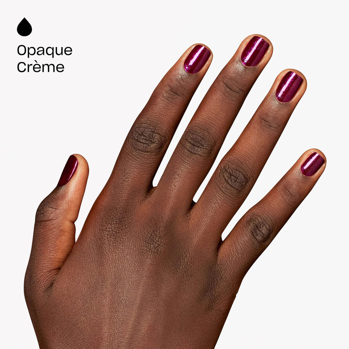 Application du vernis gel OPI sur des ongles
