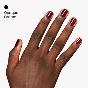 Application du vernis gel OPI sur des ongles