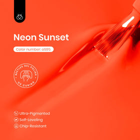 Application du vernis gel orange fluo sur des ongles