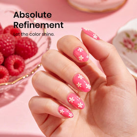 Application du vernis gel Raspberry Mousse sur des ongles