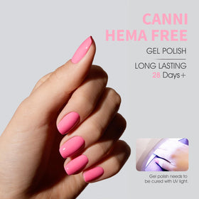Application du vernis gel rose CANNI sur des ongles
