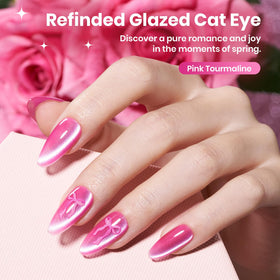 Application du vernis gel rose Cat Eye sur des ongles