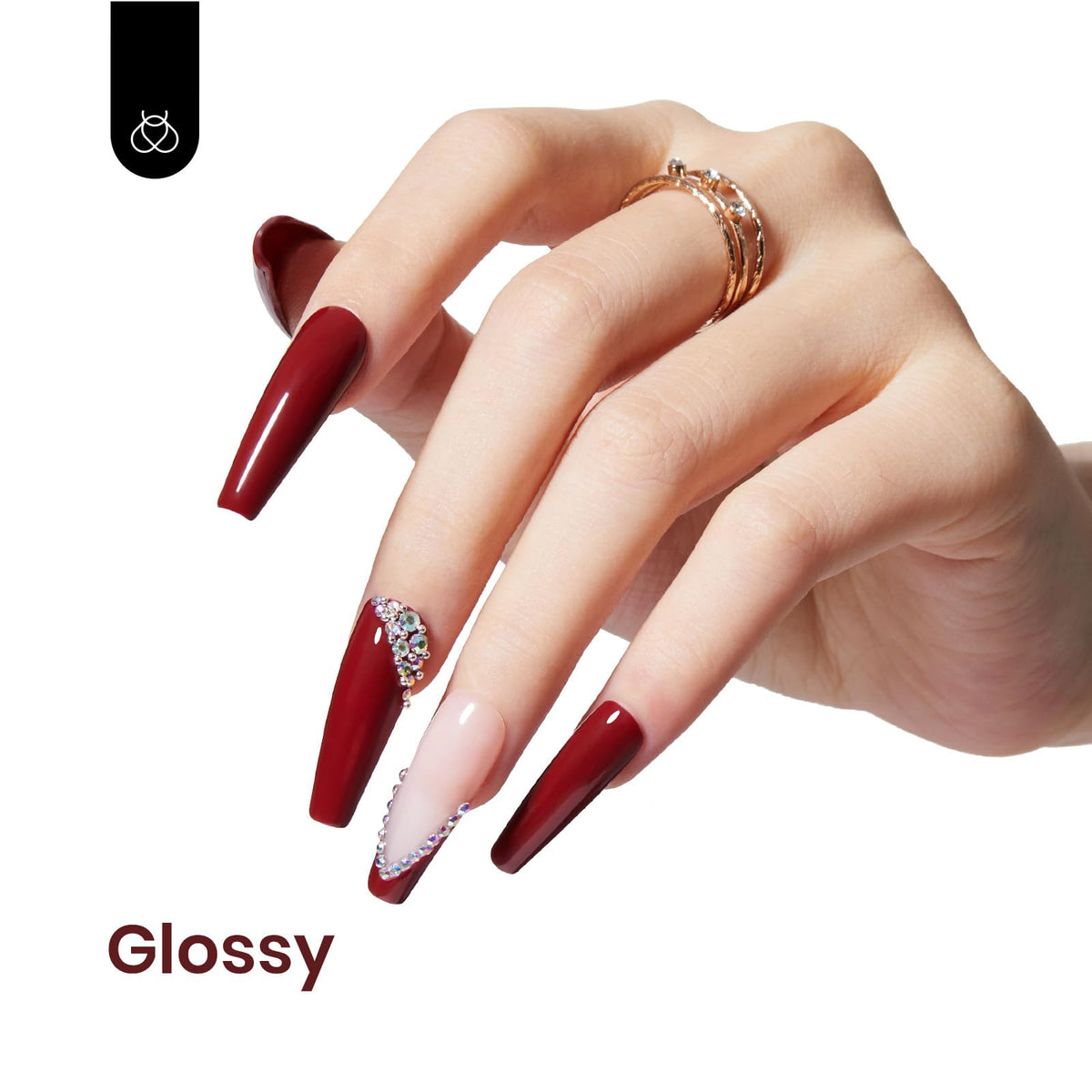 Application du vernis gel rouge Antique Ruby sur des ongles