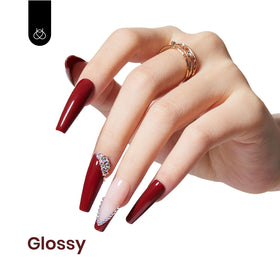 Application du vernis gel rouge Antique Ruby sur des ongles