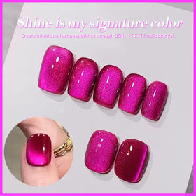 Application du vernis gel sur des ongles avec design œil de chat