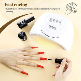 Application du vernis gel top coat sur un ongle
