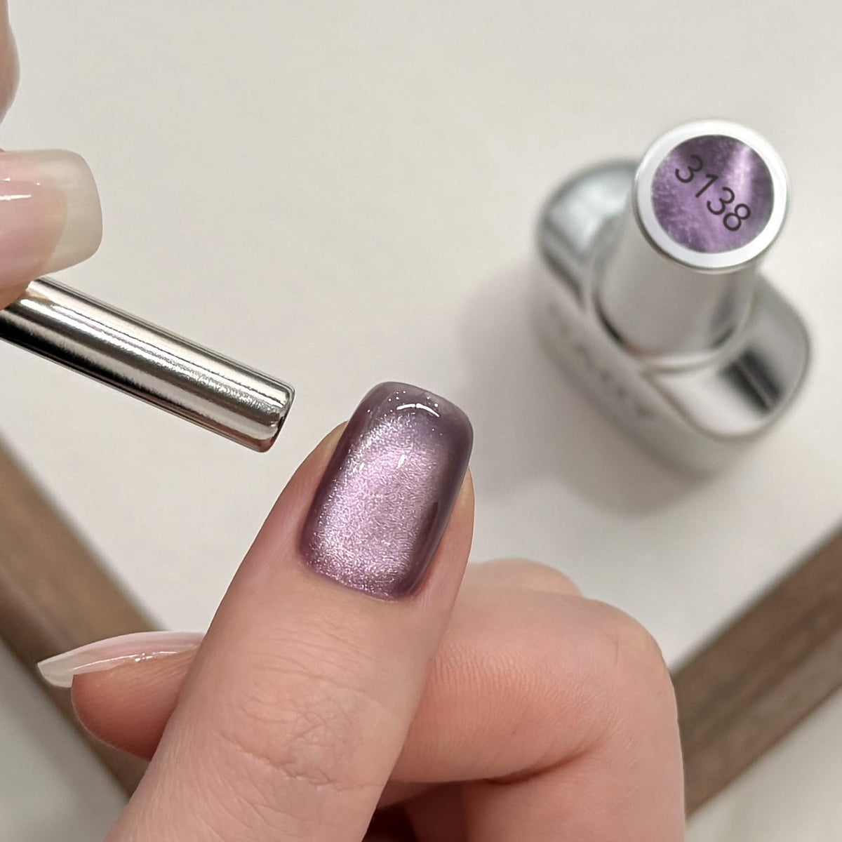 Application du vernis gel violet GAOY sur les ongles
