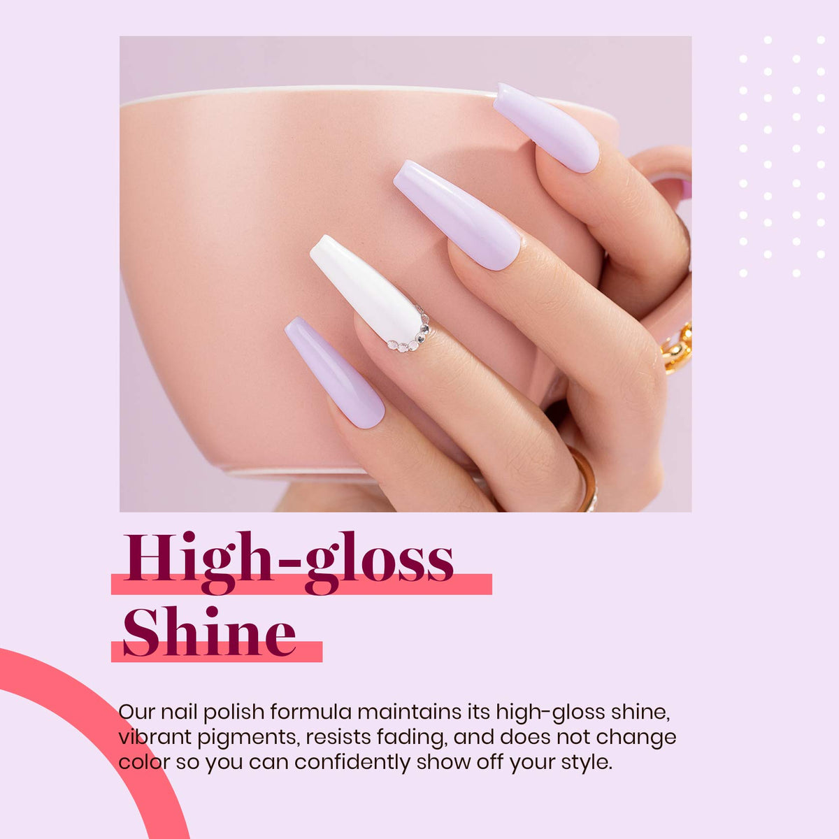 Application du vernis gel violet mauve sur des ongles