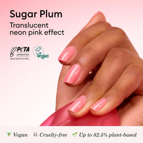 Application du vernis jelly Manucurist Sugar Plum sur des ongles naturels