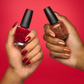 Application du vernis OPI avec pinceau large