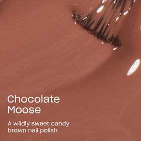 Application du vernis OPI Chocolate Moose sur des ongles