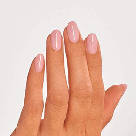 Application du vernis OPI Glas-glow sur les ongles