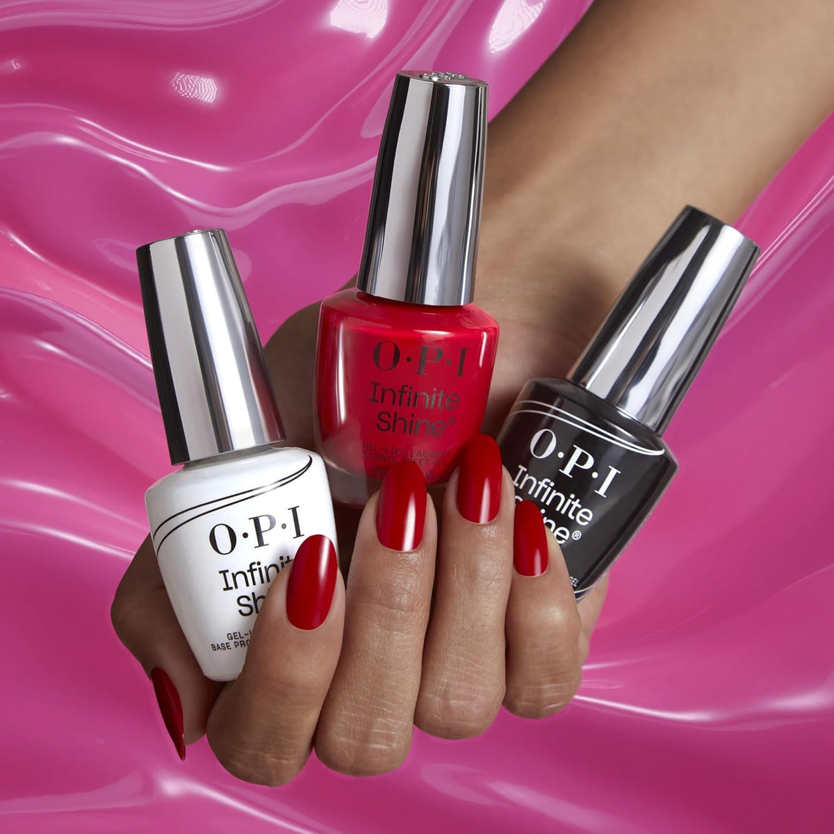 Application du vernis OPI Infinite Shine sur les ongles