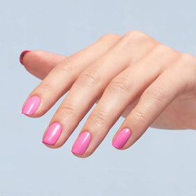 Application du vernis OPI Makeout-side sur un ongle