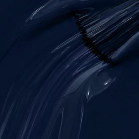 Application du vernis OPI Midnight Mantra sur des ongles