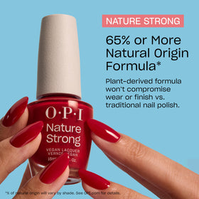 Application du vernis OPI Nature Strong sur des ongles