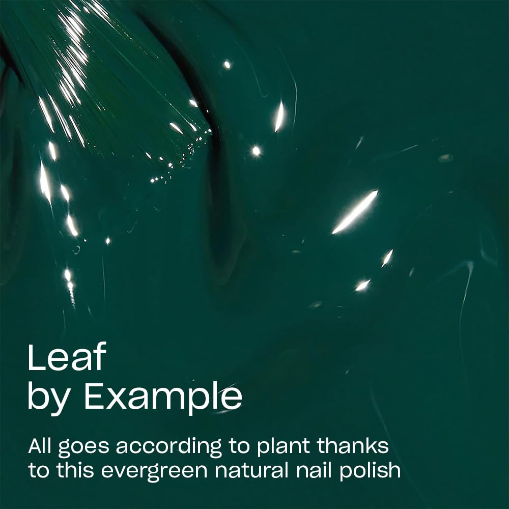 Application du vernis OPI Nature Strong sur des ongles soignés