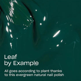 Application du vernis OPI Nature Strong sur des ongles soignés