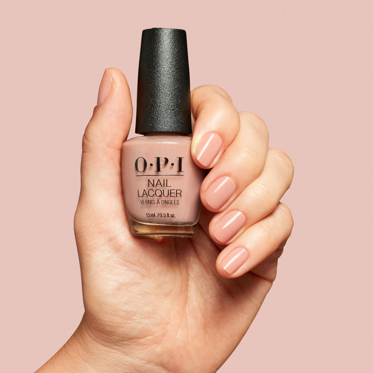 Application du vernis OPI Put it in Airplane Mode sur les ongles