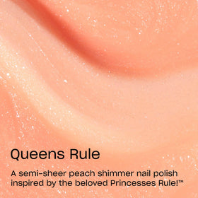 Application du vernis OPI Queens Rule sur des ongles