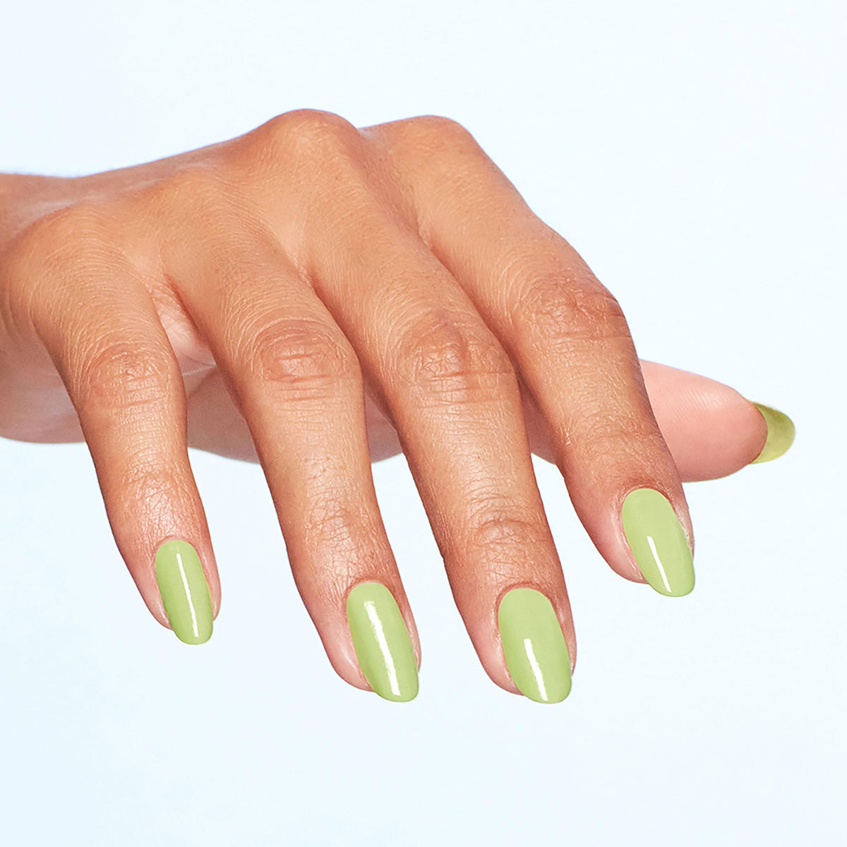 Application du vernis OPI sur des ongles bien manucurés