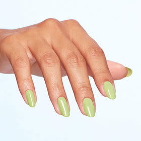 Application du vernis OPI sur des ongles bien manucurés