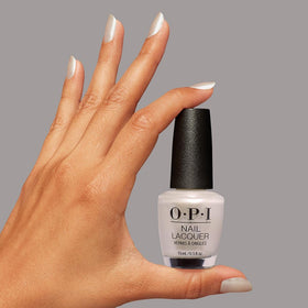Application du vernis OPI sur les ongles