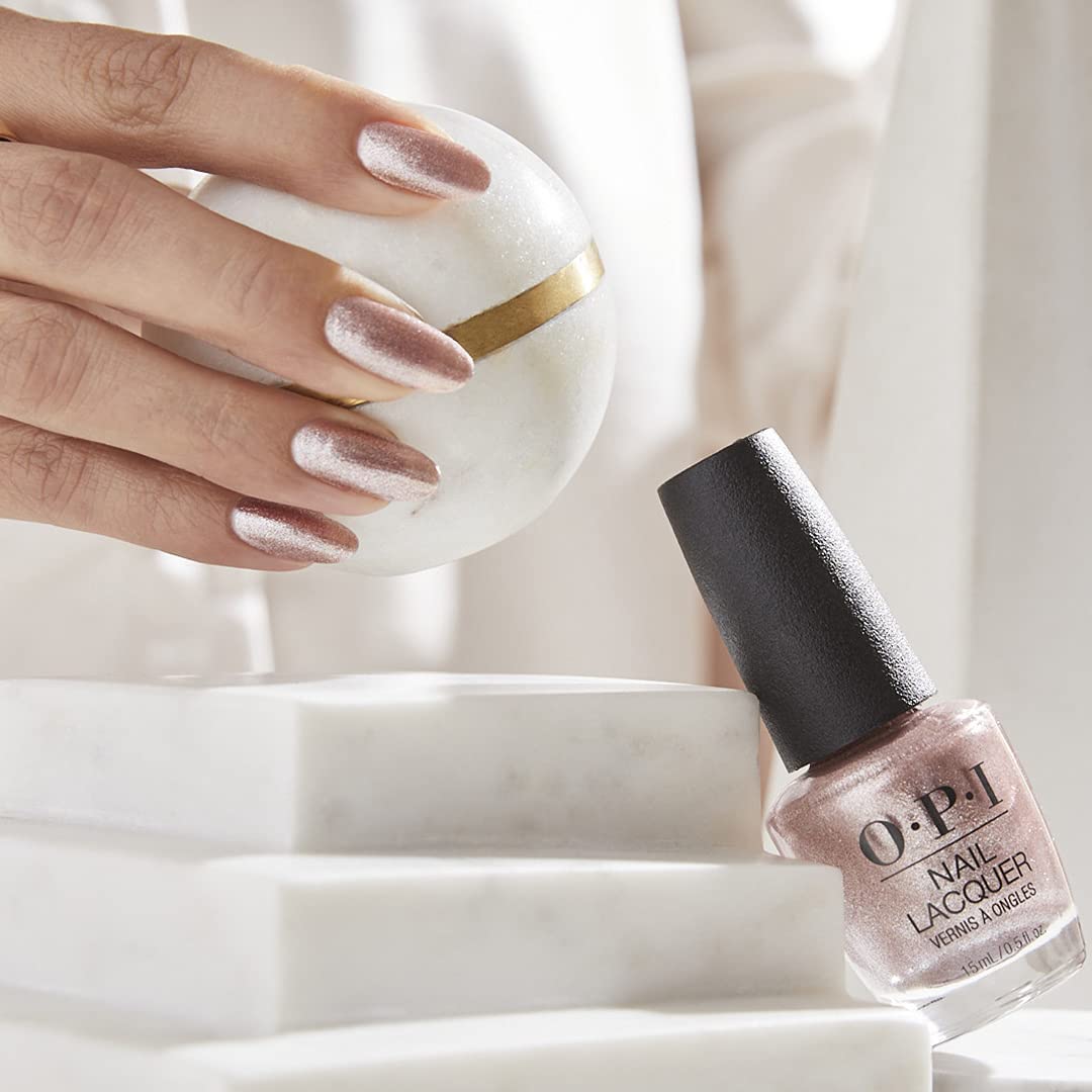 Application du vernis OPI sur un ongle