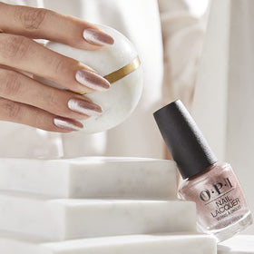 Application du vernis OPI sur un ongle