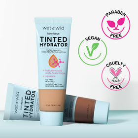 appliquant l'hydrateur teinté sur le visage