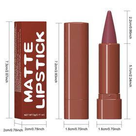 après application du rouge à lèvres mat violet profond sur lèvres