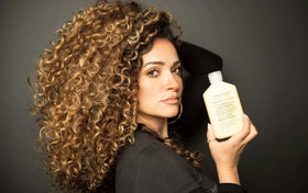 Après-shampooing Mixed Chicks sur une coiffeuse
