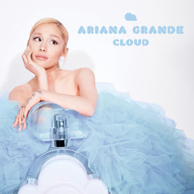 Ariana Grande Cloud Eau de Parfum 100ml en ambiance sur une coiffeuse