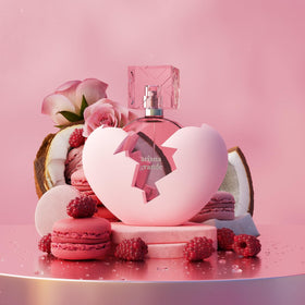 Ariana Grande Thank U, Next Eau de Parfum sur une table élégante