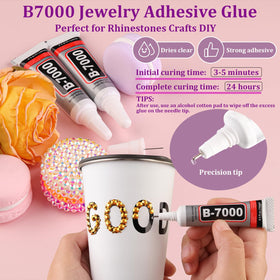 Artisanat avec des rhinestones sur un mug décoré