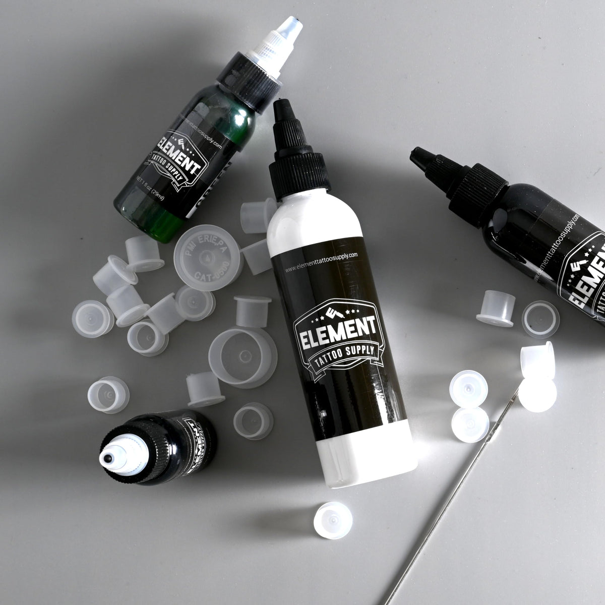 Artiste utilisant l'encre de tatouage blanche Element dans un studio