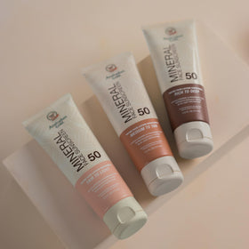 Australian Gold Crème Solaire Minérale Teintée SPF 50 en détail sur la main